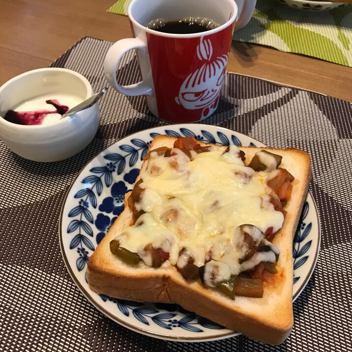 手作りトマト煮込みソースでピザトースト